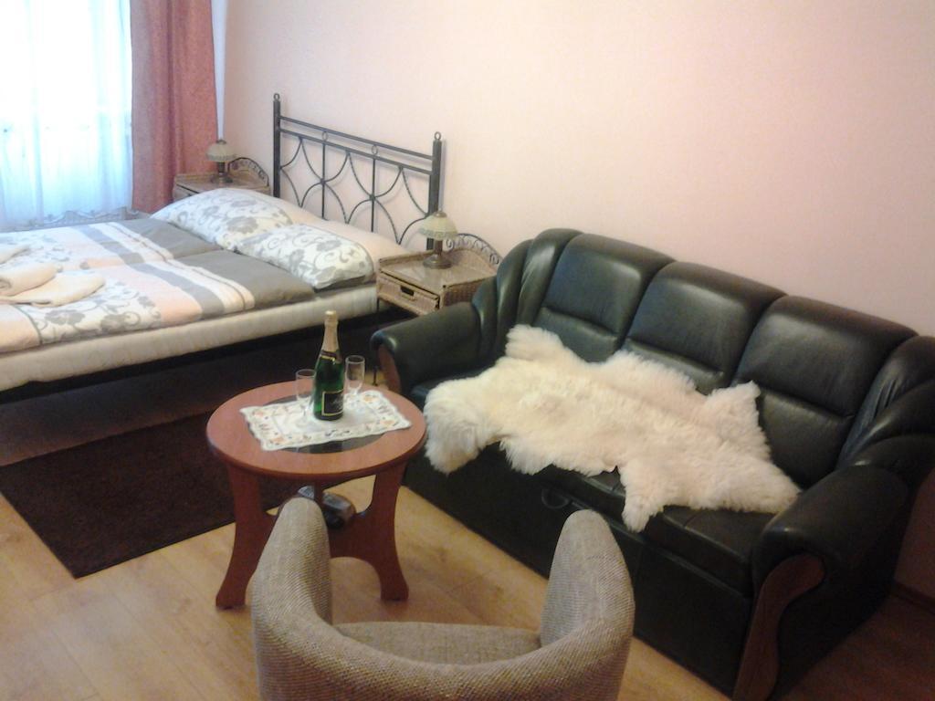 U Tri Jehnatek Apartment Karlovy Vary Ruang foto